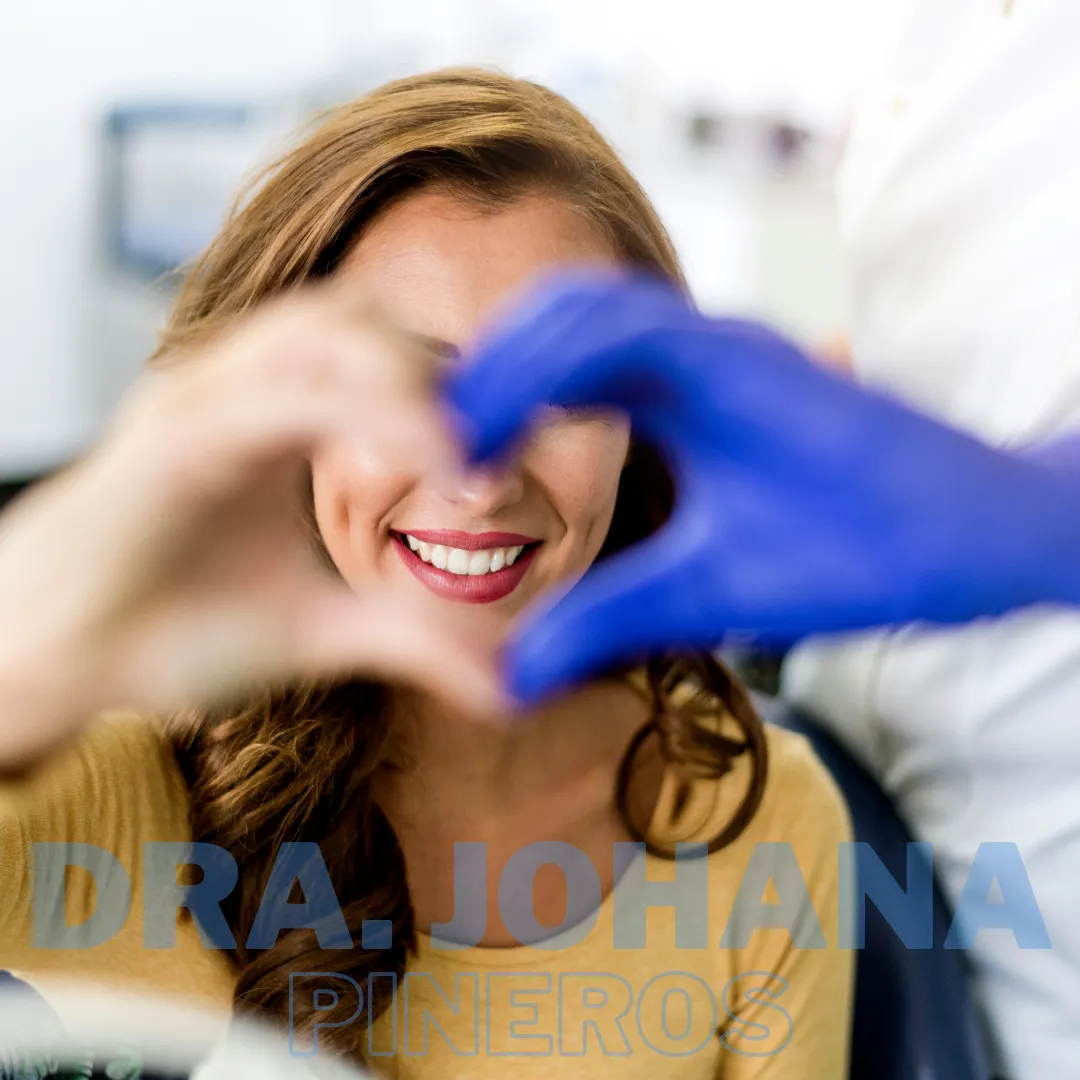 Paciente feliz después de su blanqueamiento dental en Pereira