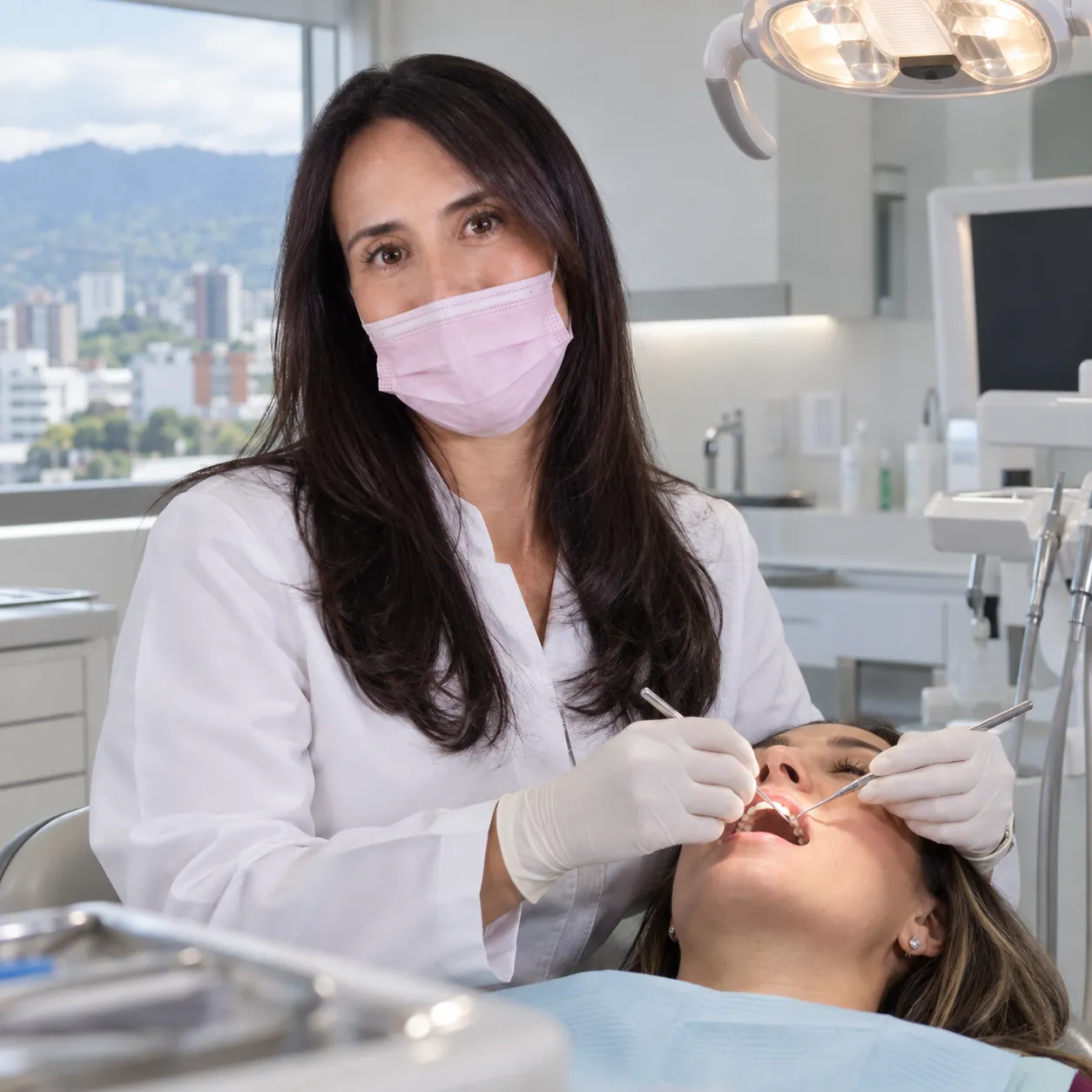 Dra. Johana Piñeros, periodoncista e implantóloga en su consultorio en Pereira